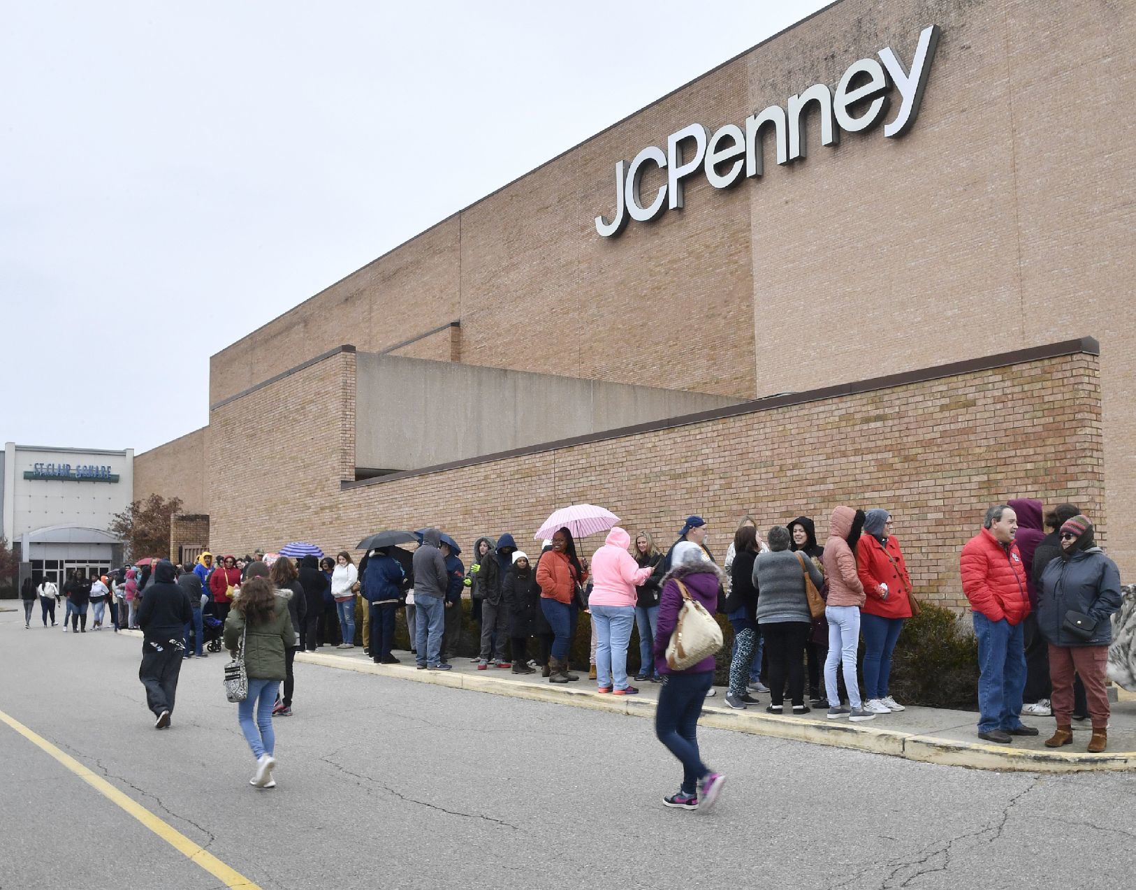 Metro East shoppers hunt for bargains on Thanksgiving day